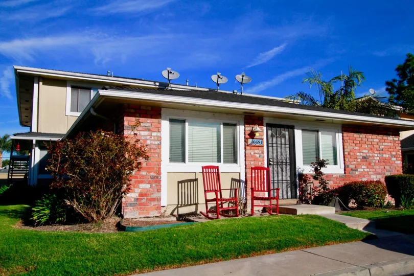 the house with three satilaite tv connection and two chair in front of it in huntington baliforniaeach c