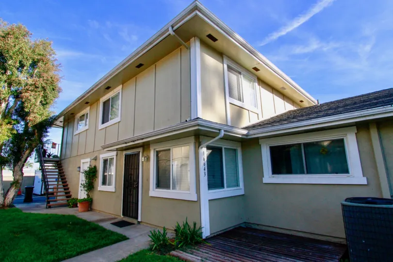 Lovely Modern Style living in Huntington Gardens Community Located in Huntington Beach California. Central Cooling, Stained Glass and lots of grass.