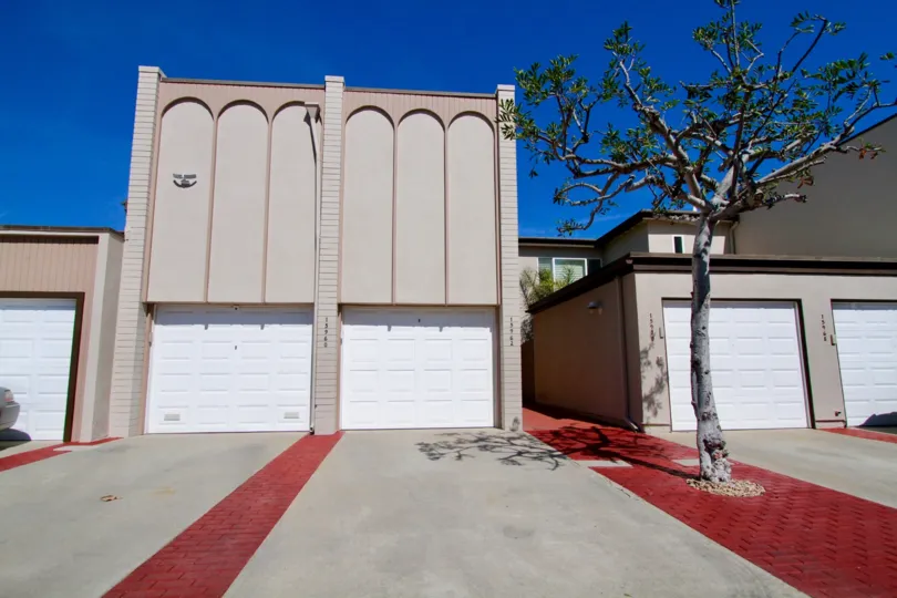 the line of six car parking room which is locate in huntington marina pf huntington beach in california