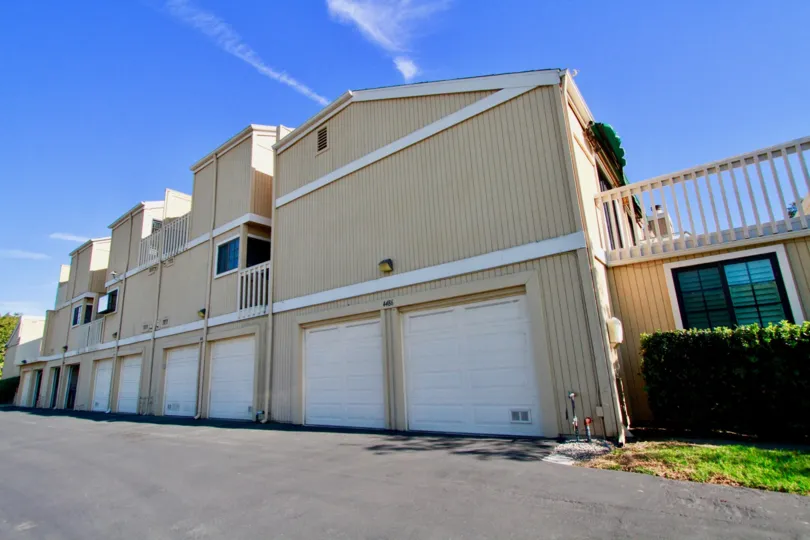 Nice place having spacious parking near villas in Huntington Terrace of Hutington Beach