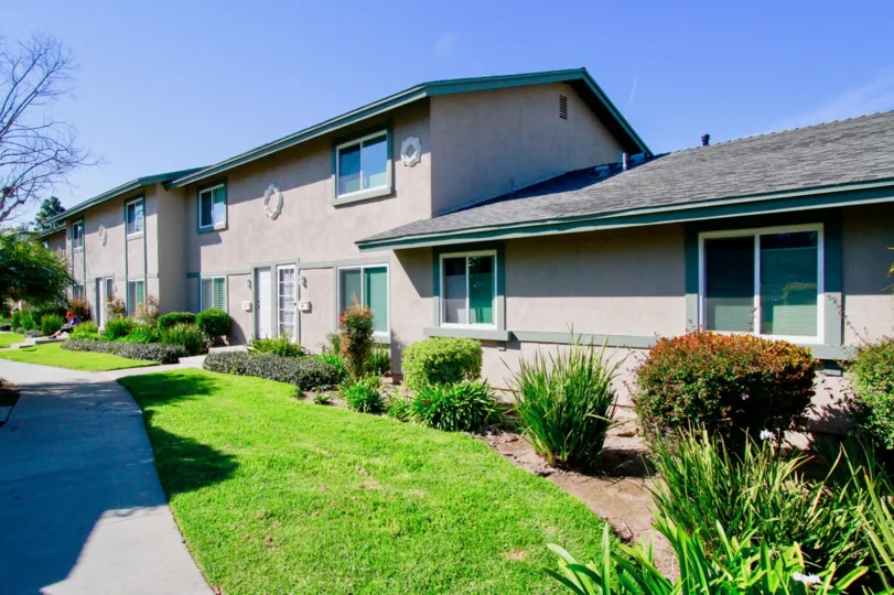Great grass surronds in Huntington Townhomes, located in Huntington Beach, nice places in California