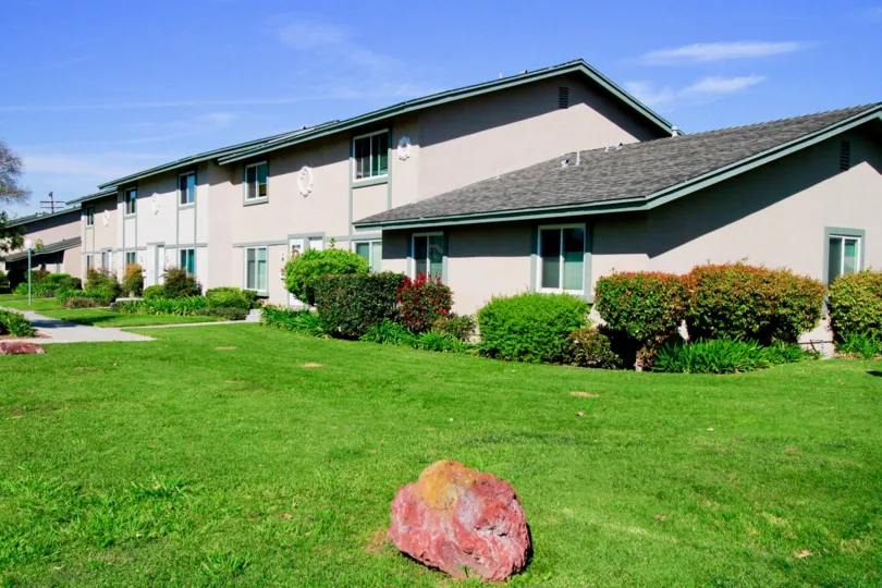 Marvellous green coloured lawn near Huntington Townhomes of Huntington Beach