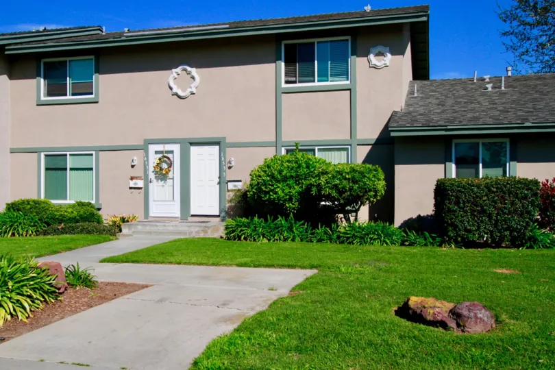 Beautiful green lawn in front of villa in Huntington Townhomes