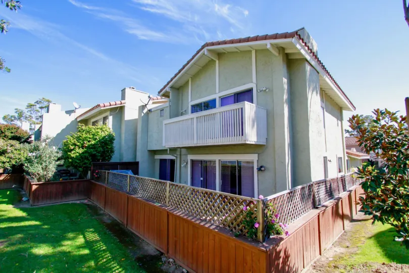 Fabulous independent villa with balcony and lawn around in Huntington Viewpoint of Huntington Beach