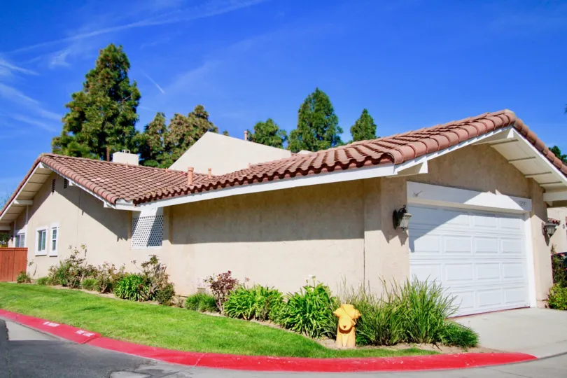 Excellent sunny view of villa with lawn in Huntington Viewpoint of Huntington Beach