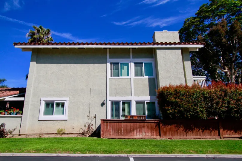 The home in the Huntington Viewpoint with oldage home look and also with lots of trees and plants with lawns.