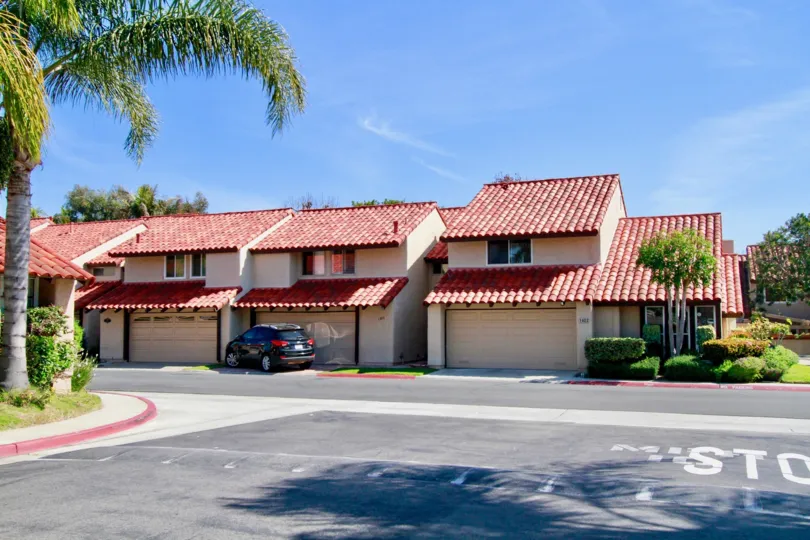 Extraordinary view of villas with car parking and palm trees in La Cuesta Racquet Club of Huntington Beach