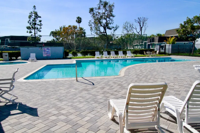 the mariners cove the houses infornt swmming pool is looking nice in huntington beach in ca