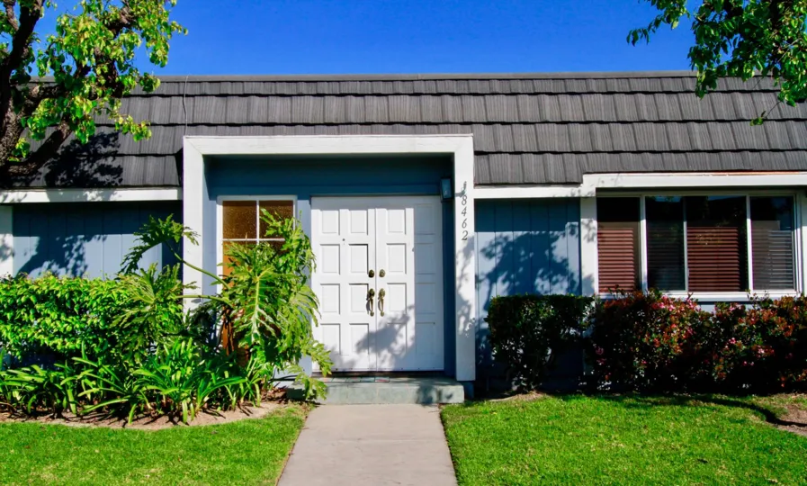 this single floor house built at mariners cove, in there lot of single and simple homes are there.. it is in california