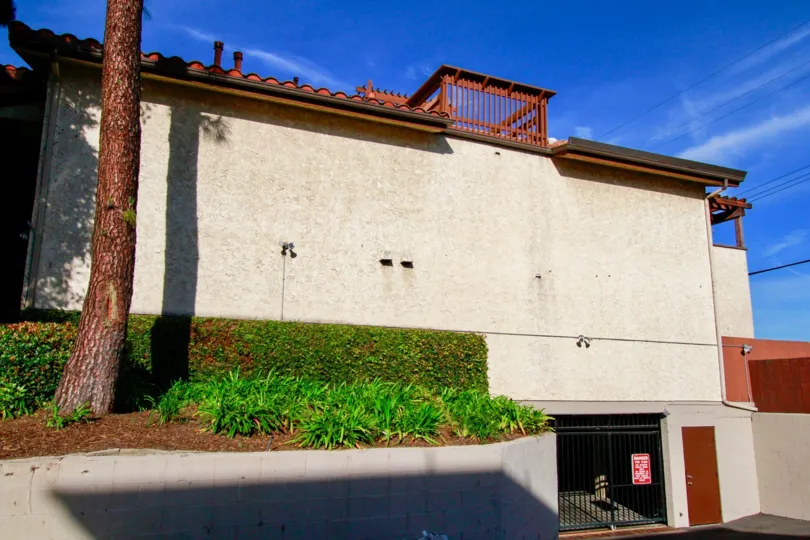 A clear day at Newman Terrace in Huntington Beach, California.