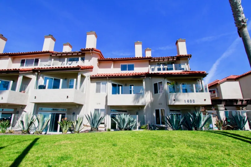 Nice Villas with balconies and lawn in front of Ocean Breeze in Hurtington Beach