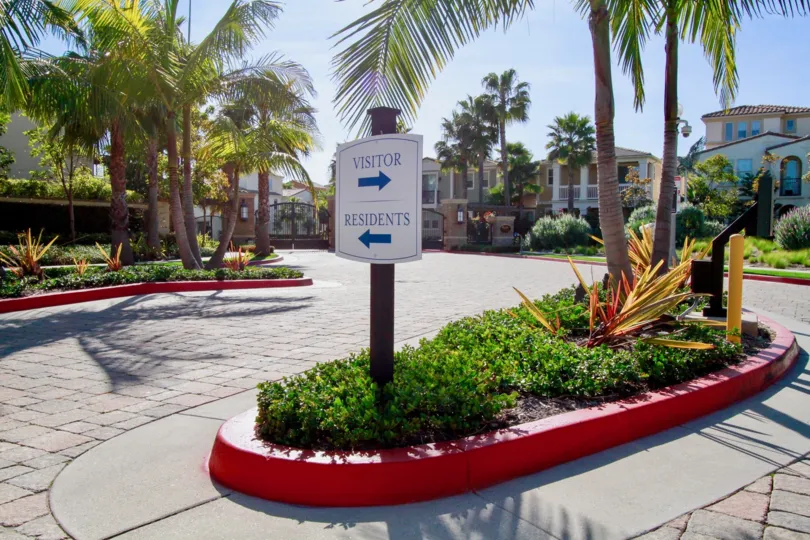 The big apartments live in two different types, residents and visitors in the Pacific Shores with cameras.
