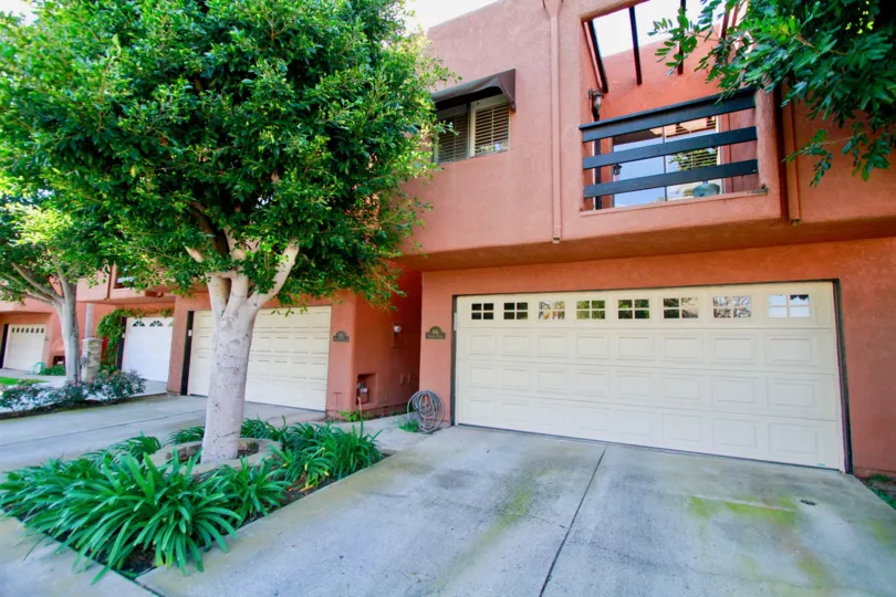 Nicely coloured villa with green trees and a balcony in Pacific Terrace of Huntington Beach