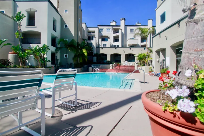 the pier colony hat lot of people in it so it need large swimming pool and lot os chairs