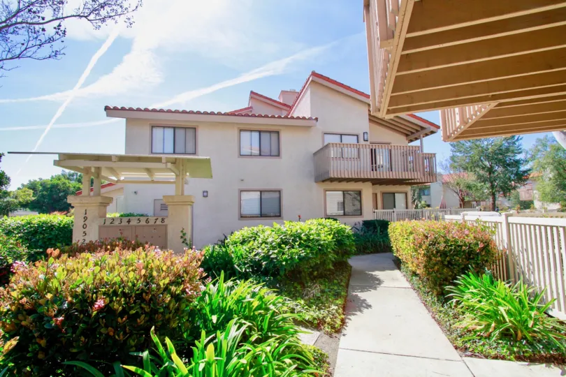 THE PIERPOINTE THE OUTSIDE LOOKING IS AWESOME TOSEE THE HOUSE IN HUNTINGTON BEACH IN CA