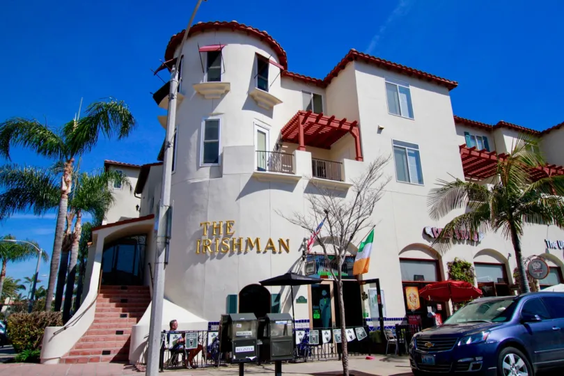 the plaza almeria the buliding is nice outside design in huntington beachin ca