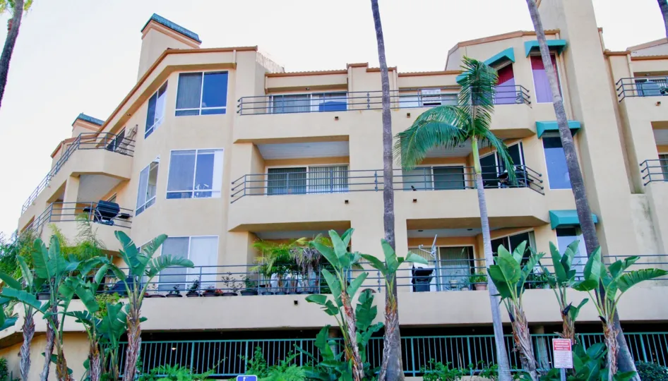 Excellent outer view with palm trees of a villa in Portofino Cove of Huntington Beach