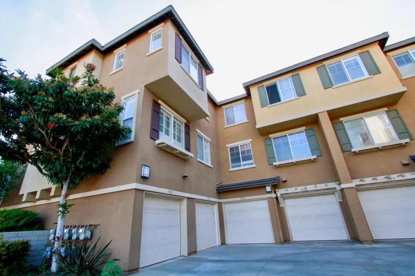 Fabulous sky view of villas with parking place in Promenade of Huntington Beach