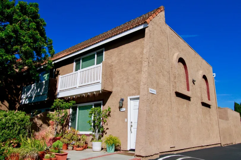 Excellent sky view near villa with trees in Riviera Huntington of Huntington Beach
