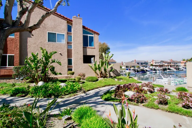 the beach house is loacate in top portion of near beach which is loacate in sea harbout of huntington beach california