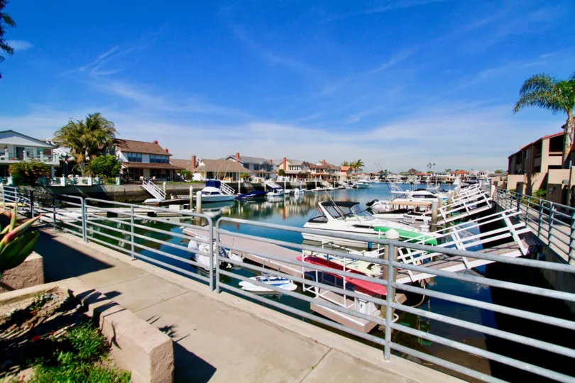 the sea harbour the house infornt of boating is looking is awesome tosee in huntington beach in california
