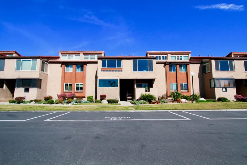 Sea Harbour Modern Apartment Community in Huntington Beach California. Offers lofted living spaces and lots of windows