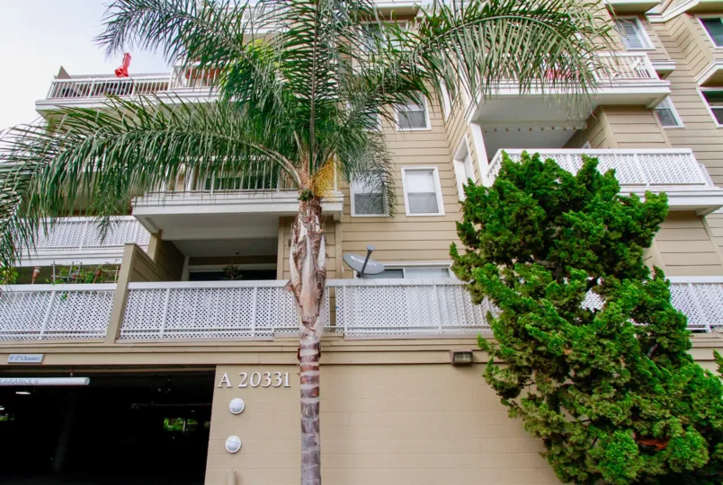 A very big apartment with number A20331 in the Seabridge Villas with palm tree and big ornamental tree.