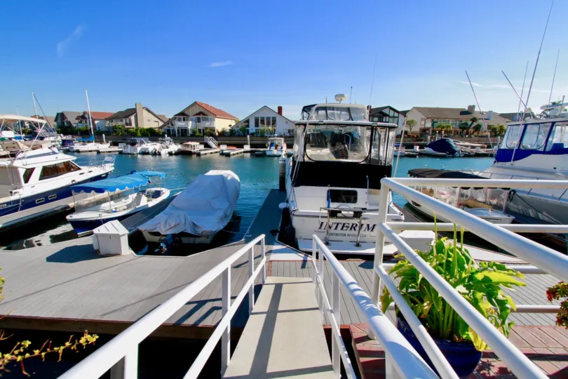 Seabridge harbor with docks and boats on a sunny day.