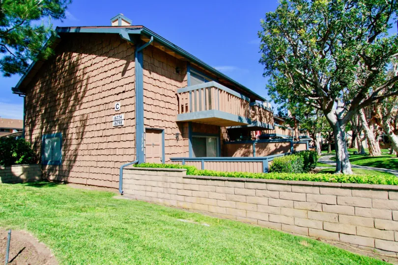 THE SEASPACE THE HOUSE INFORNT THE TREES IS NICE LOOKING LIKE A GREENY IN HUNTINGTON BEACH IN CA