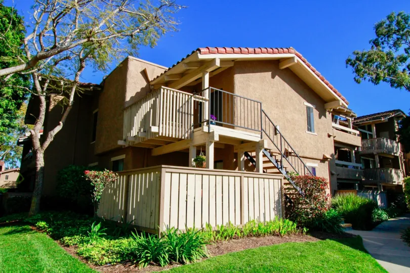 A sunny day in the Seaspray with beautiful home and also with lawn, trees, flowers and plants.
