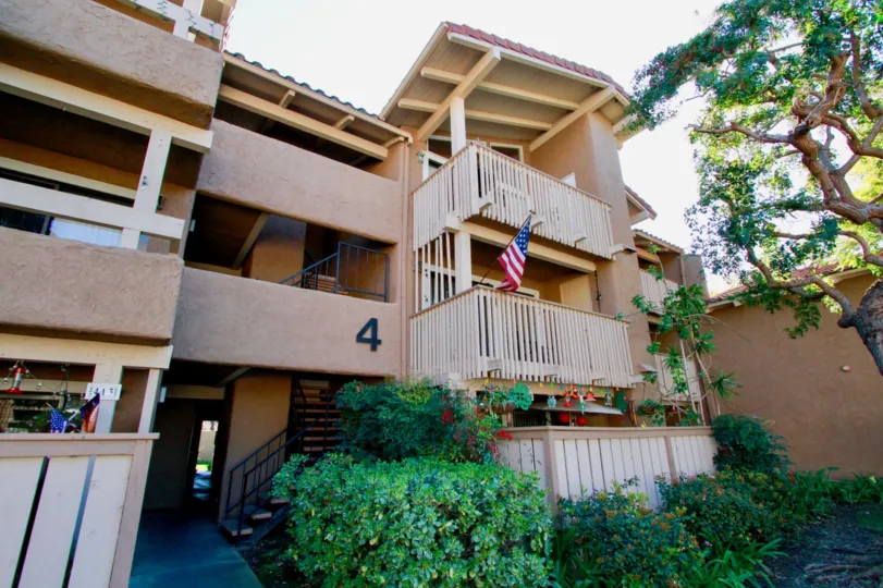 the appartment which has four house with the number 4 and also has usa flag in california