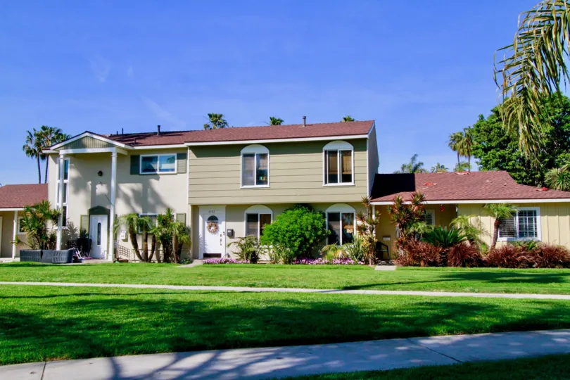 THE SURFSIDE THE DESIGN IS GOOD AROUND THE GARDEN IN HUNTINGTON BEACH IN CA