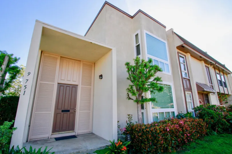 Villa Pacific Huntington Beach California building is long shape box type biscuts color paint applay door is very big brown color border window glass attached sun shine come to room