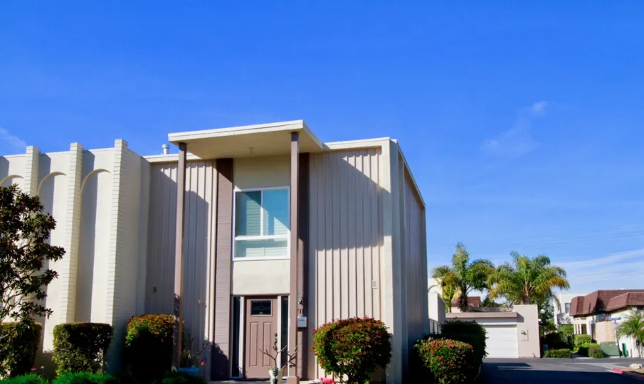 the top celing home with long pillar which is sutiated in the villa pacific of huntington beach, california