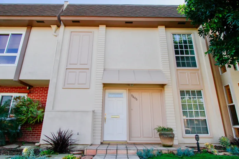the lovely pink home in villa pacifica of huntington beach, california