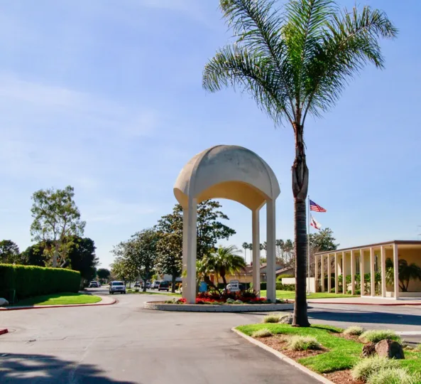 A sunny day in the Villa Pacifica with Plau ground and signals, trees, lawn and plants.