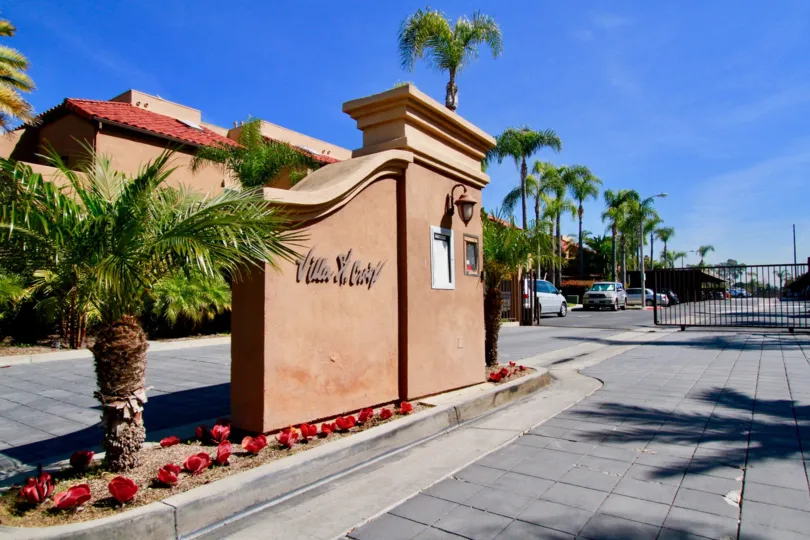 THE VILLA ST. CROIX THE ENTRANCE OF PLAM TREES OF LEFT SIDE IS NICE IN HUNTINGTON BEACH IN CA