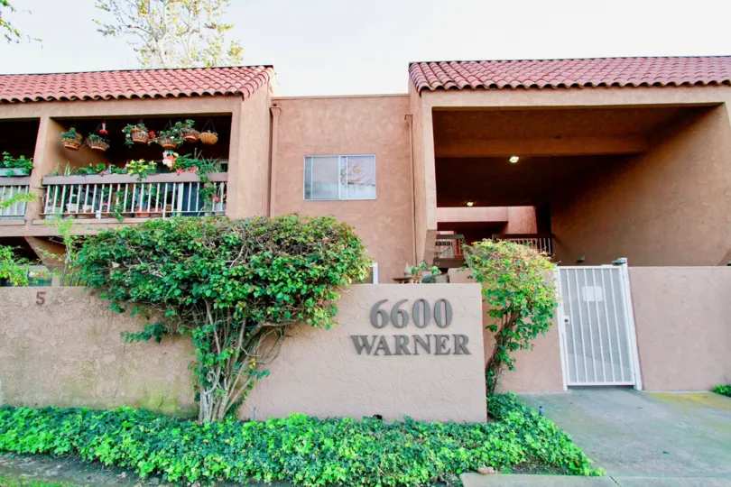 A sunny day in the Villa Warner the home with garden and oldage look homes and also with nameboard.