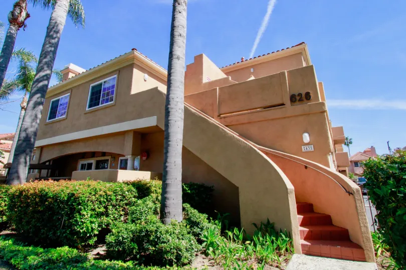 THE VILLAS DEL MAR THE OUTSIDE DESIGN IS NICE INFORNT OF PLAM TREES IN HUNTINGTON BEACHIN CA