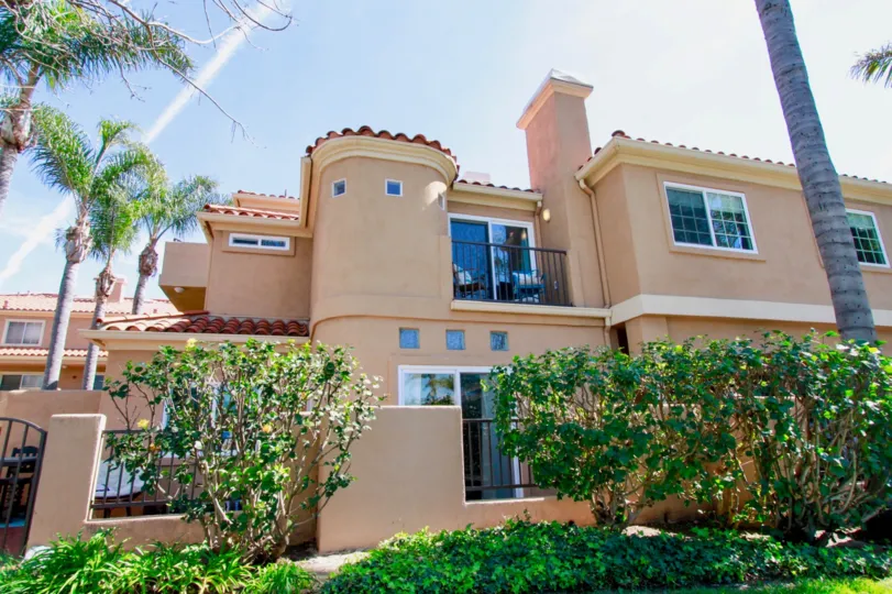 Villas Del Mar Huntington Beach California building is brown color paint apply glass window attached top floor round shape pillar attached