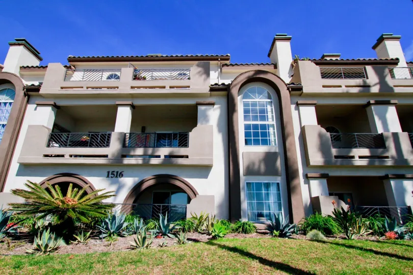 the traditional home in which 1516 is printed which is in vista catalina california
