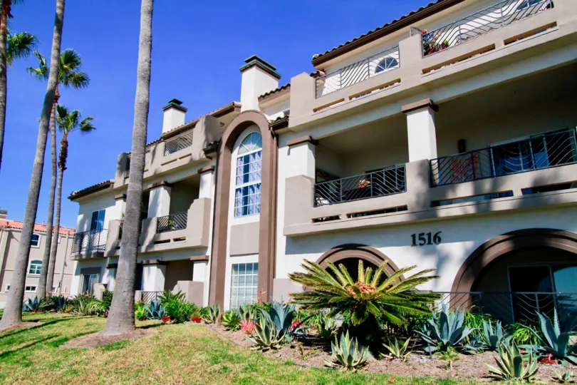 tha larn house in vista catalina hows number is 1516 in huntington beach of california
