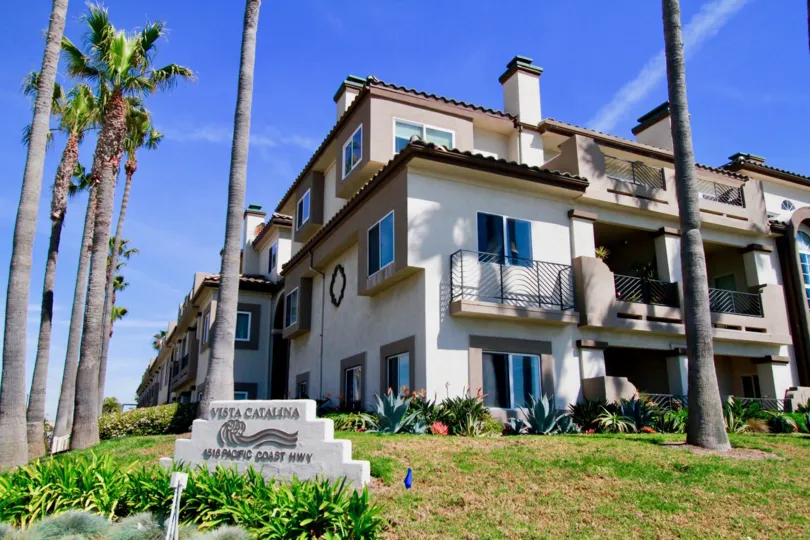 the vista catalina the smilar house besides and infornt look like plam tree is seeing is nice in huntington beach in ca