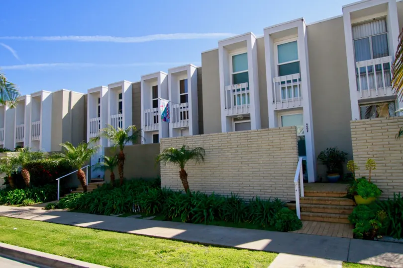 the line houses which has numberless windows in it is sutivated in weatherly bay of huntington beach, california