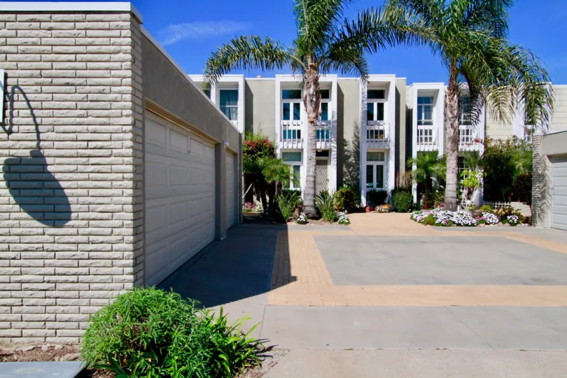 Nice Entrance approach to villas with palm trees with bright sunshine in Weatherly Bay of Huntington Beach
