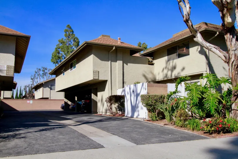 A clear day at Yorktown Villas in Huntington Beach, California.