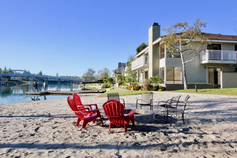 THE HOUSE IN THE ARBORLAKE WITH THE LAKE, CHAIRS, BALCONI, TREES, LAWN