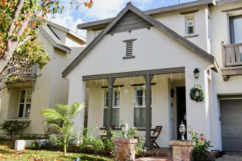 THE ESTATE IN THE ARDEN SQUARE WITH THE FLOWER POTS, LIGHTS, TREES, PLANTS