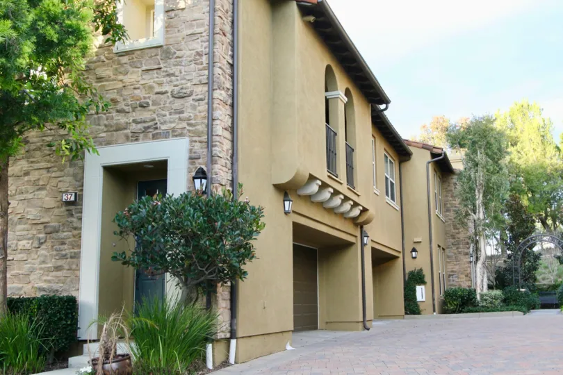 THE VILLAS WITH PLANTS, SIDELY LOT OF EMPTY SPACES ARE THERE IN THE IRVINE CITY