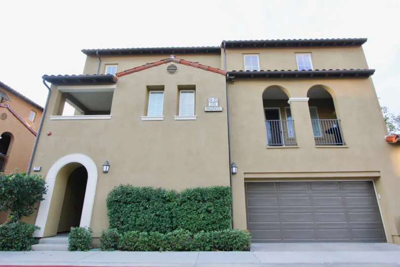 THE HOUSE WITH PLANTS, GLASS WINDOWS, SHED, LAMP ARE THERE IN THE IRVINE CITY